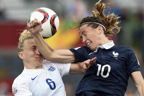 Laura Bassett, touchée dans le duel avec Abily (photo AFP) Laura Bassett, touchée dans le duel avec Abily (photo AFP)
