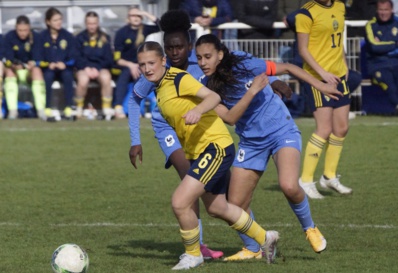 Bouchra Kharafi, capitaine, face à a Suède et en duel avec Emilia Migas (photo Sébastien Duret) Bouchra Kharafi, capitaine, face à a Suède et en duel avec Emilia Migas (photo Sébastien Duret)