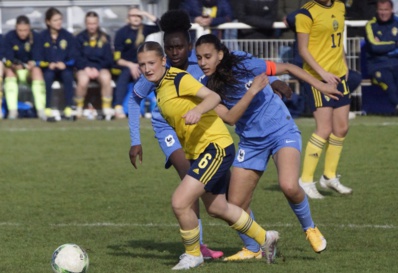 Bouchra Kharafi, capitaine, face à a Suède et en duel avec Emilia Migas (photo Sébastien Duret)