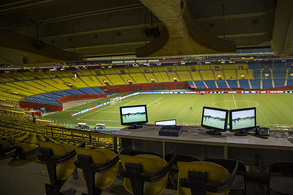 Le stade peut accueillir plus de 65 000 spectateurs, les médias sont tout en haut côté Sud.