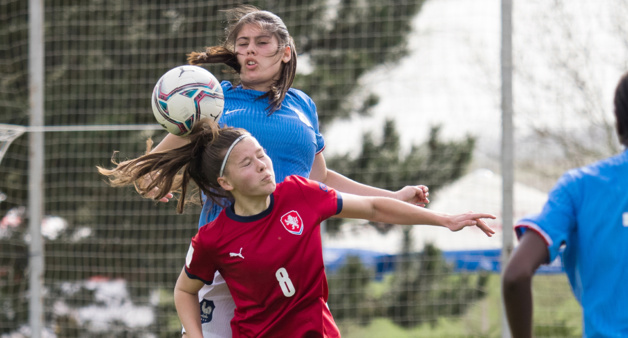 La France s'impose avec maîtrise face à son hôte (photo fotbal.cz) La France s'impose avec maîtrise face à son hôte (photo fotbal.cz)