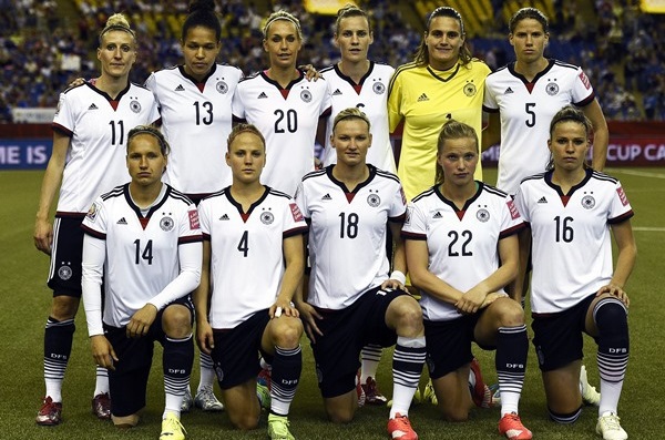 Bleues - Et à la fin, c'est l'ALLEMAGNE qui gagne Bleues - Et à la fin, c'est l'ALLEMAGNE qui gagne