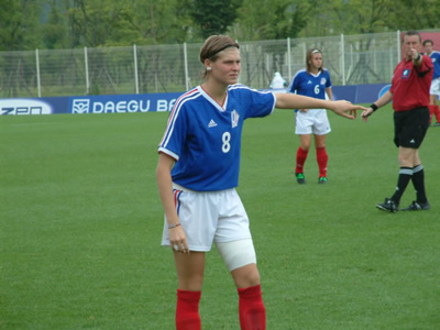 Corine Petit sous le maillot universitaire en 2003 à Daegu (photo foot-feminin.fr) Corine Petit sous le maillot universitaire en 2003 à Daegu (photo foot-feminin.fr)