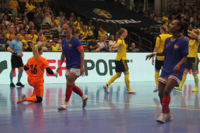 La défense française concède 7 buts en première période (photo Sébastien Duret) La défense française concède 7 buts en première période (photo Sébastien Duret)