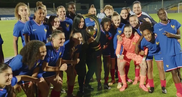 Les joueuses reçoivent leur trophée Les joueuses reçoivent leur trophée