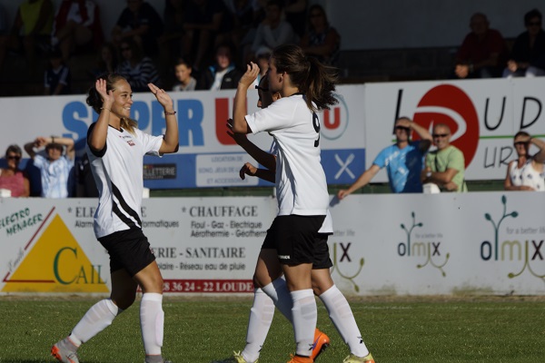 Clarisse Le Bihan, félicitée par sa nouvelle partenaire guingampaise Charlotte Lorgeré (photo Sébastien Duret) Clarisse Le Bihan, félicitée par sa nouvelle partenaire guingampaise Charlotte Lorgeré (photo Sébastien Duret)