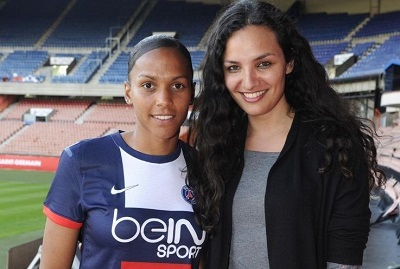 Sonia Souid lors de la signature de Marie-Laure Delie au PSG