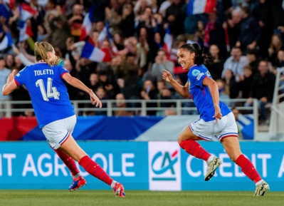 Bleues - La FRANCE se met à l'heure suisse Bleues - La FRANCE se met à l'heure suisse