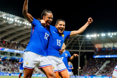 Katoto et Dali sur le banc victorieux (photo X @equipedefrancef) Katoto et Dali sur le banc victorieux (photo X @equipedefrancef)