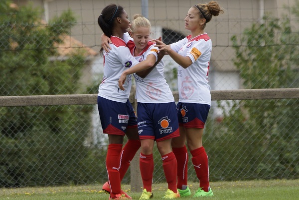 Fatoumata Baldé, Clémence Martinez et Elodie Nakkach (photo Sébastien Duret)