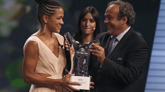 Celia Sasic après avoir annoncé l'arrêt de sa carrière, reçoit un dernier trophée (photo UEFA)