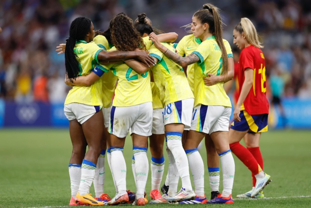 Les Brésiliennes ont pris le dessus 4-2 après une défaite en phase de groupe (0-2) Les Brésiliennes ont pris le dessus 4-2 après une défaite en phase de groupe (0-2)