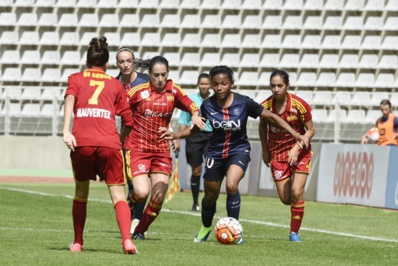 Perle Morroni, à la lutte avec Solène Barbance, était titulaire à gauche (photo PSG.fr) Perle Morroni, à la lutte avec Solène Barbance, était titulaire à gauche (photo PSG.fr)