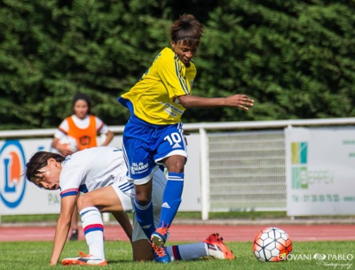 Stéphanie Léocadie se sort du marquage de Saki Kumagai (photo Giovani Pablo) Stéphanie Léocadie se sort du marquage de Saki Kumagai (photo Giovani Pablo)