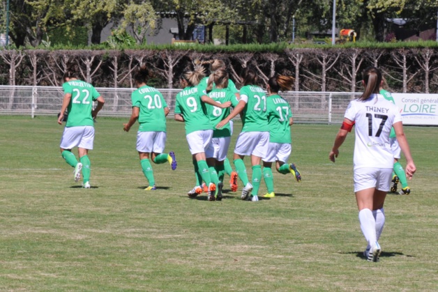 La joie stéphanoise face à Thiney et Juvisy (photo ASSE.fr) La joie stéphanoise face à Thiney et Juvisy (photo ASSE.fr)