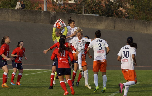 Romane Bruneau intervient dans sa surface sur un corner montpelliérain (photo Sébastien Duret)