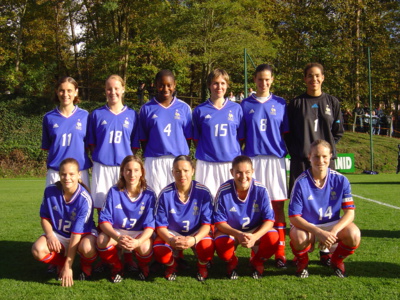 Amandine Henry à droite avec la sélection U17 en 2004 (photo Sébastien Duret) Amandine Henry à droite avec la sélection U17 en 2004 (photo Sébastien Duret)