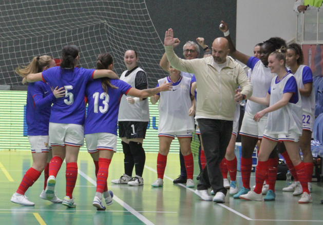 La joie tricolore avec le sélectionneur (photo Sébastien Duret) La joie tricolore avec le sélectionneur (photo Sébastien Duret)