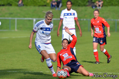 Matéo tente de tacler le ballon à Hegerberg Matéo tente de tacler le ballon à Hegerberg