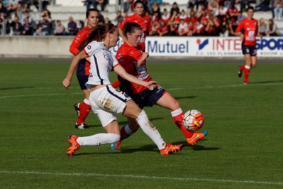 Gros travail défensif de Roux mais aussi buteuse ! (photo Sébastien Duret)
