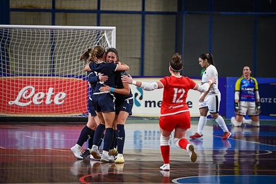 Juliette Moreau félicitée après le but victorieux (photo FWEC) Juliette Moreau félicitée après le but victorieux (photo FWEC)