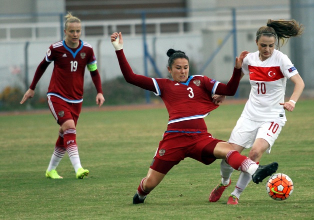 Melike Pekel à droite et la Turquie accrochent la Russie (photo TFF) Melike Pekel à droite et la Turquie accrochent la Russie (photo TFF)