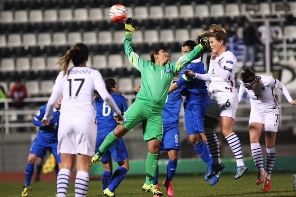 Amandine Henry à droite et Clarisse Le Bihan de dos ont été les deux premières buteuses (photo Sakis Mitrolidis) Amandine Henry à droite et Clarisse Le Bihan de dos ont été les deux premières buteuses (photo Sakis Mitrolidis)