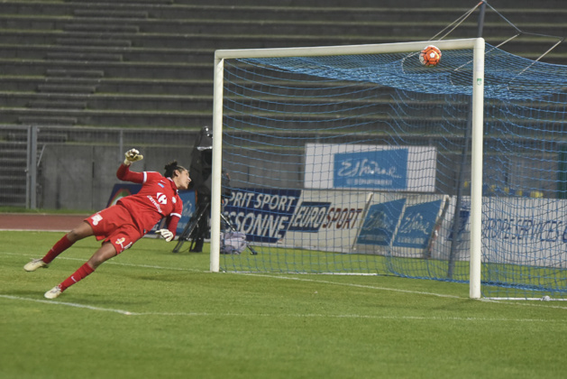 Benameur s'incline face à une frappe de son ancienne partenaire Horan (photo Fred Grando/LMP)