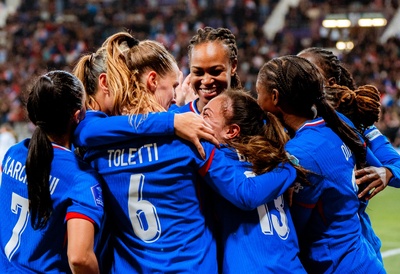 Le corner de Bacha repris par Katoto a délivré les Bleues (photo X @equipedefranceF) Le corner de Bacha repris par Katoto a délivré les Bleues (photo X @equipedefranceF)