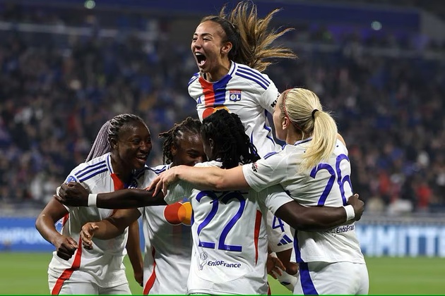 La joie des Lyonnaises (photo UEFA.com) La joie des Lyonnaises (photo UEFA.com)