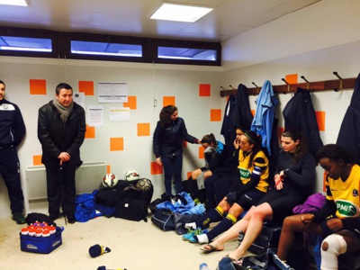 Le Maire de Poissy, Karl Olive, venu réconforter les joueuses malgré la défaite (photo facebook) Le Maire de Poissy, Karl Olive, venu réconforter les joueuses malgré la défaite (photo facebook)