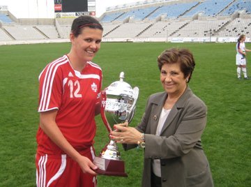 Christine Sinclair reçoit le trophée du vainqueur