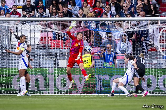 La défense lyonnaise a concédé 4 buts en un match, contre 3 lors des 9 premiers La défense lyonnaise a concédé 4 buts en un match, contre 3 lors des 9 premiers