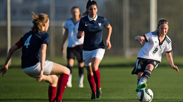 La capitaine Goetsch (de dos) et la France s'inclinent à nouveau contre l'Allemagne de Kristin Kögel (photo DFB) La capitaine Goetsch (de dos) et la France s'inclinent à nouveau contre l'Allemagne de Kristin Kögel (photo DFB)