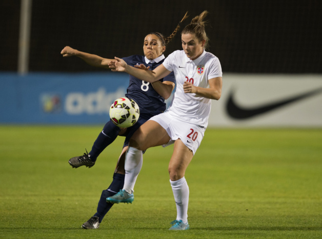 Jessica Houara d'Hommeaux à la lutte avec Emilie Haavi Jessica Houara d'Hommeaux à la lutte avec Emilie Haavi