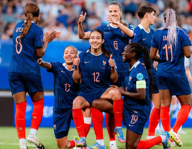 Clara Mateo félicitée par sa nouvelle capitaine Griedge Mbock (photo @equipedefrancef) Clara Mateo félicitée par sa nouvelle capitaine Griedge Mbock (photo @equipedefrancef)