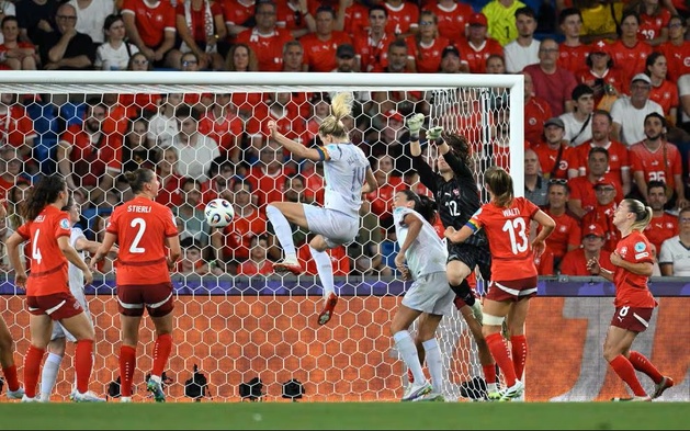 Ada Hegerberg devance Livia Peng pour l'égalisation norvégienne (photo UEFA.com)