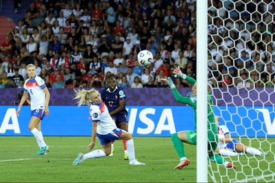 Baltimore inscrit le 2e but du droit (photo UEFA.com) Baltimore inscrit le 2e but du droit (photo UEFA.com)