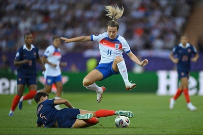 De Almeida tacle devant Hemp (photo UEFA.com) De Almeida tacle devant Hemp (photo UEFA.com)