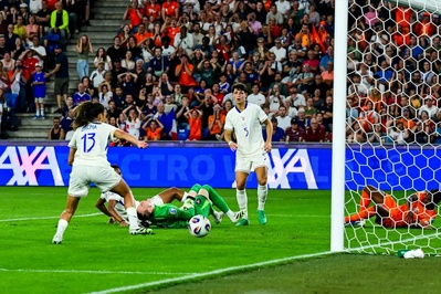 Selma Bacha dévie le ballon dans son but (photo Zoé Jeulin/FFF)