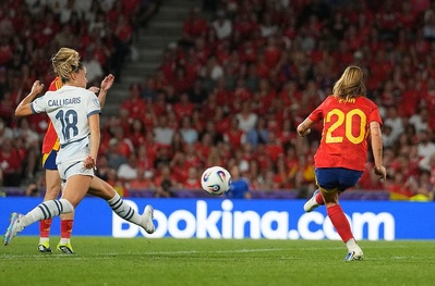Clàudia Pina enroule une frappe du droit victorieuse (photo UEFA.com) Clàudia Pina enroule une frappe du droit victorieuse (photo UEFA.com)
