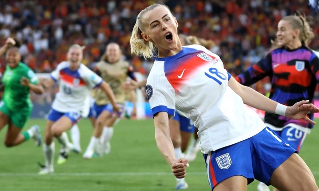 Chloe Kelly célèbre le tir au but victorieux (photo UEFA.com)