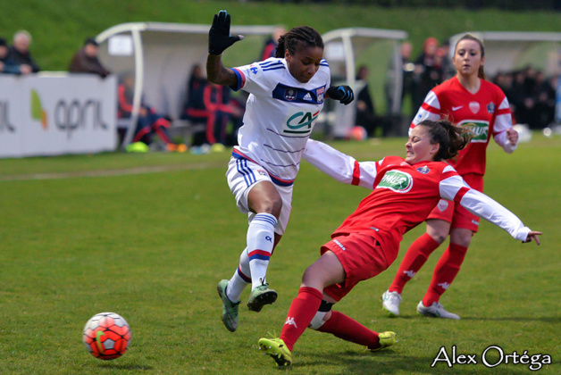 Elodie Thomis a fait mal en seconde période Elodie Thomis a fait mal en seconde période