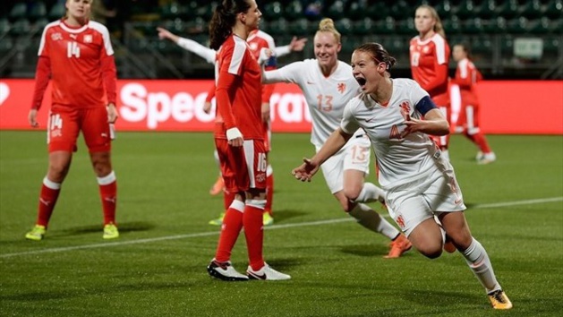 La joie de van den Berg, auteur du troisième but hollandais (photo KNVB) La joie de van den Berg, auteur du troisième but hollandais (photo KNVB)