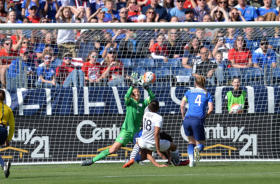 La parade de Solo devant Delie (photo USSoccer) La parade de Solo devant Delie (photo USSoccer)