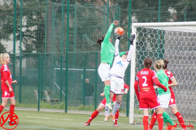 Peruzzetto à la lutte avec la gardienne nîmoise Saez (photo ASSE féminines) Peruzzetto à la lutte avec la gardienne nîmoise Saez (photo ASSE féminines)