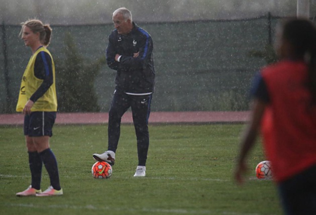 Pluie par intermiitence pour Bergerôo et les Bleues avant Roumanie - France (photo Antonio Mesa/FFF)