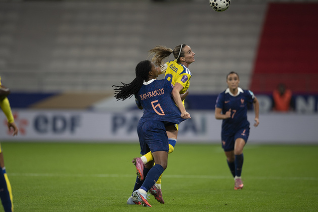 Jean-François dispute un ballon à Asllani (photo Frédérique Grando) Jean-François dispute un ballon à Asllani (photo Frédérique Grando)
