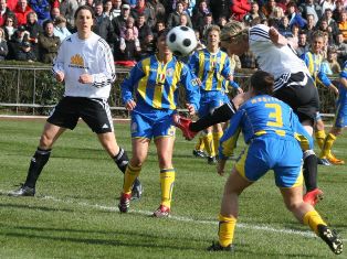 Pohlers ouvre le score de la tête après cinq minutes