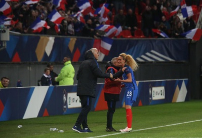 Hamraoui félicitée par ses coaches (photo A.Mesa/FFF)